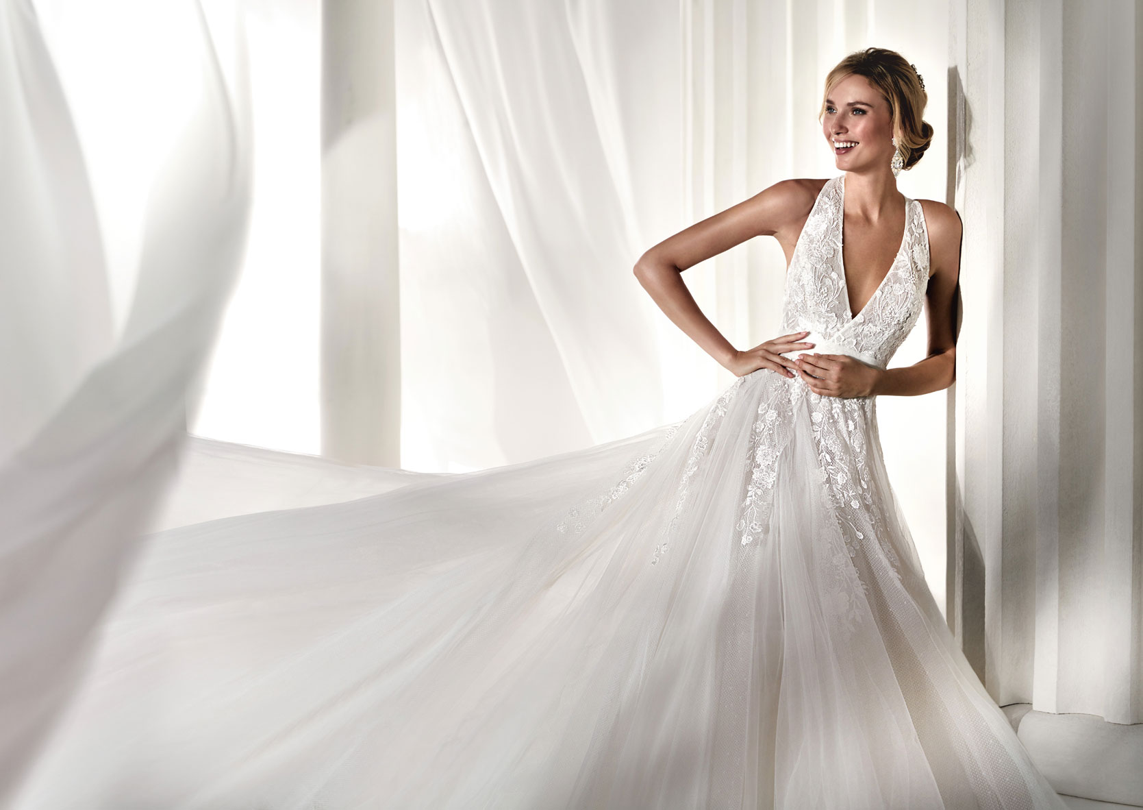 Brautkleider_Prinzessin_mit_Glitzer_und_Schleppe-Brautkleid_Prinzessin_Koeln