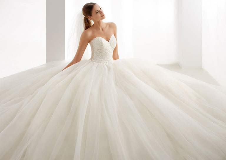 Brautkleider Mit Viel Tuell Glitzer Bergisch Gladbach