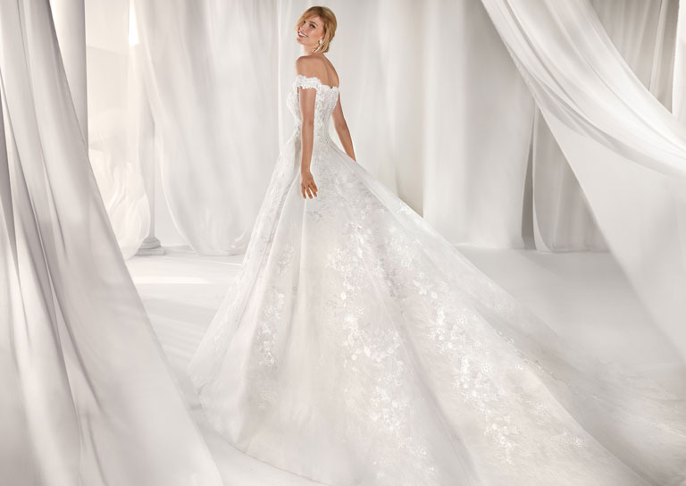 Hochzeitskleid Mit Langer Schleppe