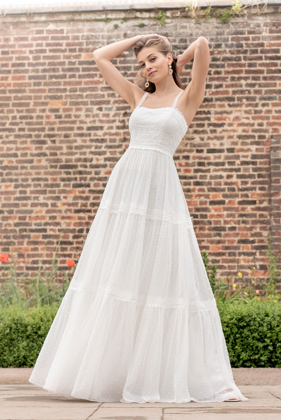 Schlichtes Brautkleid Mit Spitze Brautmode