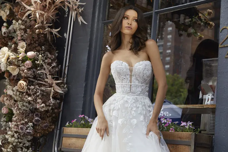 Verschiedene Brautaccessoires für elegantes Hochzeitskleid in Siegburg